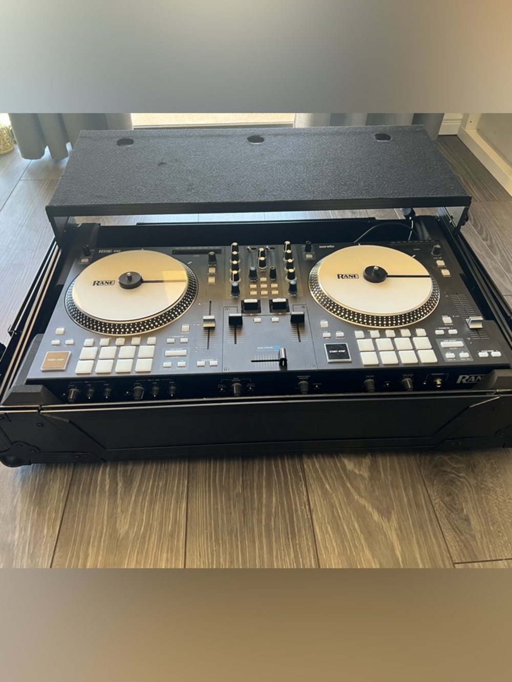 Rane One DJ Controller - Picture 2 of 3